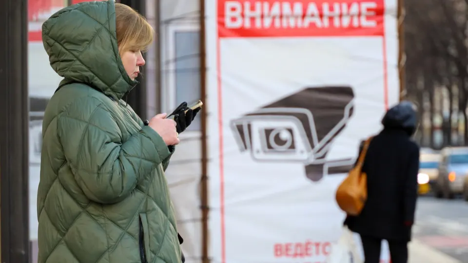 Пользователи заметили, что мессенджер, продвигаемый властями, автоматически удаляет ссылки на ключи VPN без согласия отправителей. При повторной отправке сервис завершает сессию пользователя; с конца апреля также введены ограничения на вход при включённом VPN.