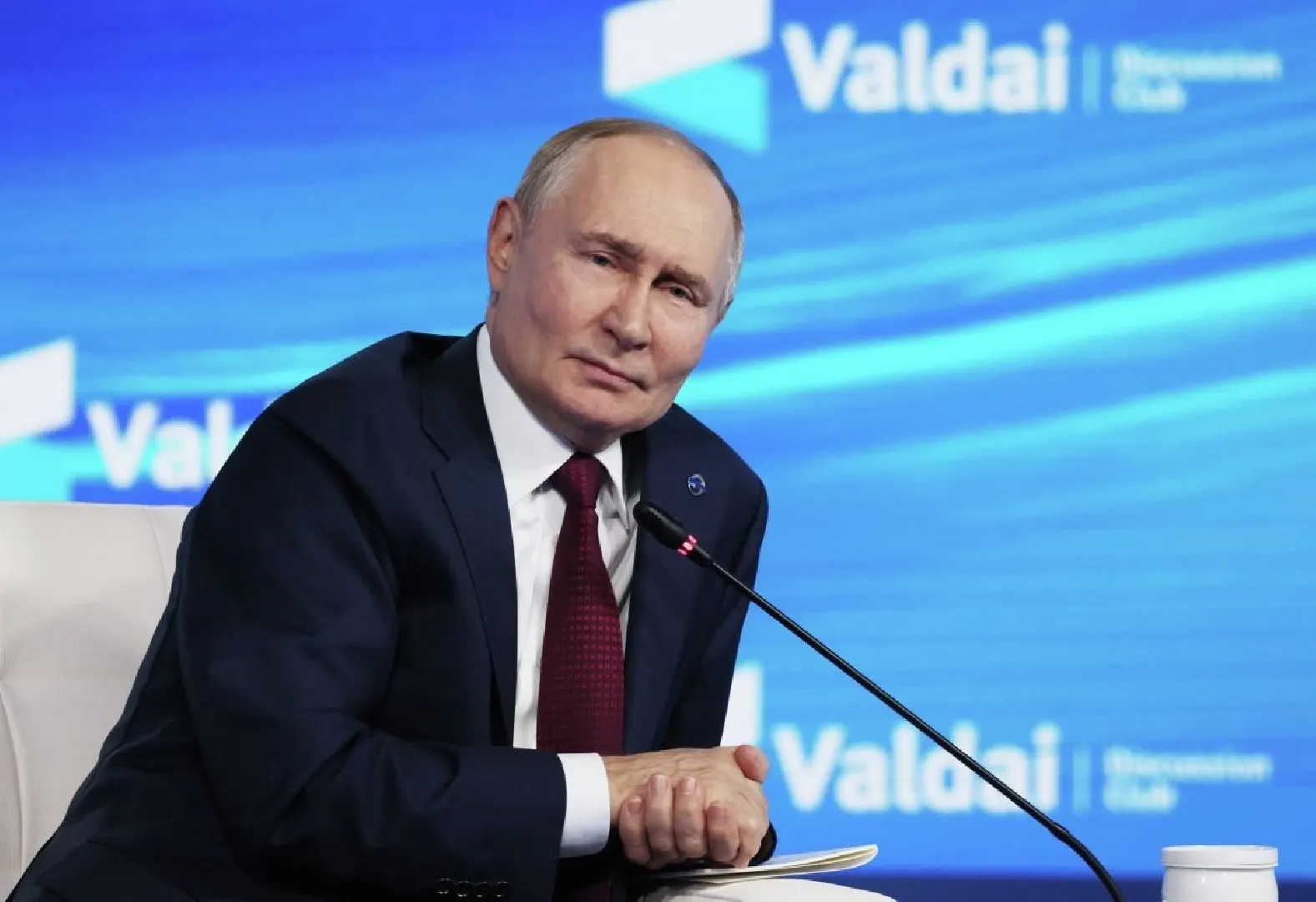 Международный уголовный суд разъяснил, что государства, ратифицировавшие Римский статут, при официальном приглашении Владимира Путина обязаны исполнить ордер на арест. Освободить от ответственности можно лишь при переговорах, организованных под официальной эгидой ООН и оформленных в соответствии с её процедурами.