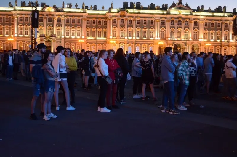 В ночь с 27 на 28 июня в Санкт-Петербурге пройдёт «Алые паруса — 2026» для около 66 тысяч выпускников. Одновременно утверждены 300 приоритетных образовательных программ и увеличено число бюджетных мест; в Смоленске с 26 по 28 июня пройдёт День молодёжи.
