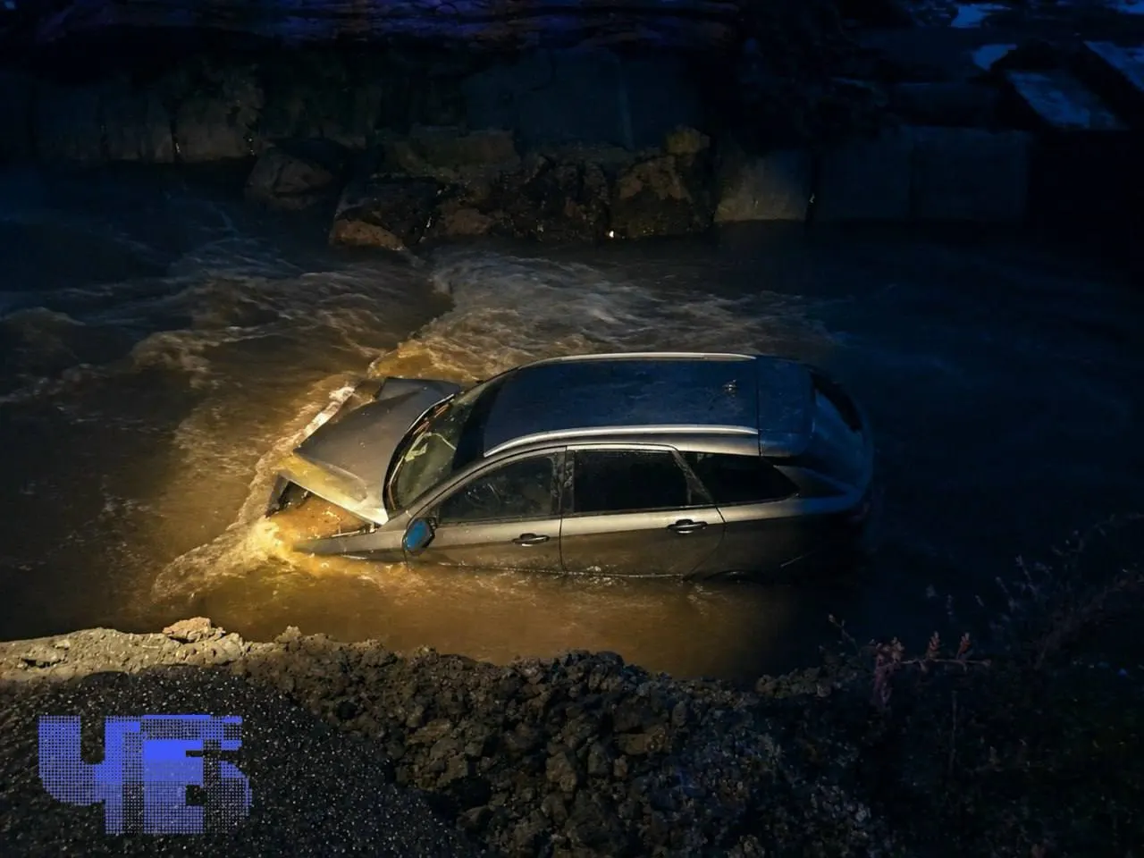 Из‑за размыва дороги после сильных дождей автомобиль на высокой скорости угодил в провал. Движение по участку закрыто, прокуратура начала проверку.