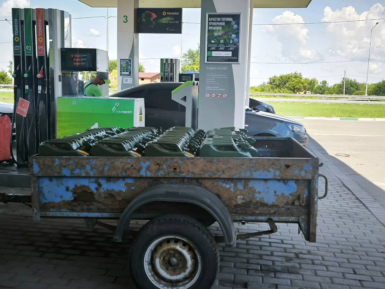 С введёнными ограничениями на продажу бензина (30–40 л в одни руки) самарцы сообщают об отказах заправлять канистры, что создаёт проблемы для владельцев генераторов и частных домов.