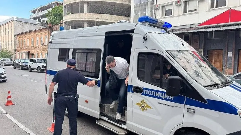 Анидалова привезли в Фрунзенский районный суд: в соцсетях появились снимки, где он выходит из полицейского автомобиля и направляется в здание на улице Дзержинского.