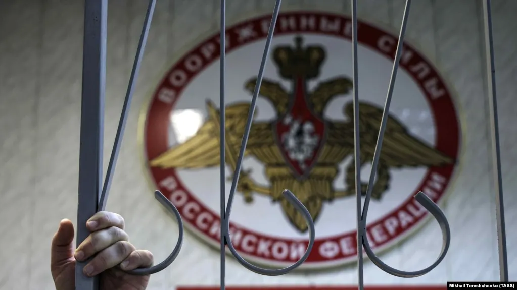 Военные и полиция подтверждают ежемесячные совместные проверки для поиска граждан, не состоящих на воинском учёте; в ходе рейдов проверяют водителей и пассажиров, некоторым вручают повестки. Власти предостерегают от распространения недостоверной информации.