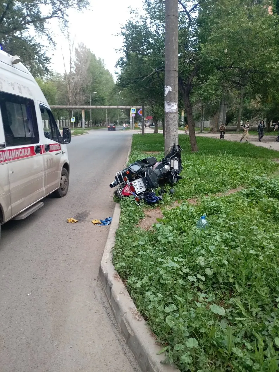 Авария произошла 18 июня вечером в посёлке Мехзавод: 37‑летний водитель мотоцикла сбил 39‑летнего пешехода на неположенном месте и после этого врезался в бетонную опору. Пострадавший госпитализирован.