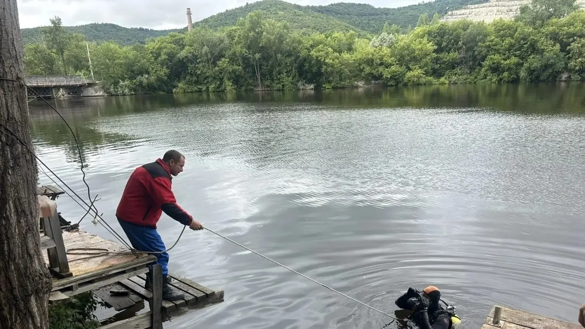 Водолазы обнаружили тело на глубине четырёх метров; поиски начались утром и завершились около 11:00.