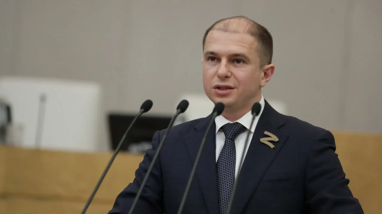 На съезде партии в Москве объявили списки кандидатов: от Петербурга в список не вошёл депутат Михаил Романов, округ №211 получит Михаила Рахлина. Списочников региона возглавил Сергей Боярский.
