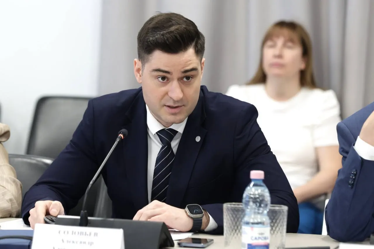 Он сменил Дениса Исмагилова. Соловьев окончил МГУ, работал в «Росагролизинг» и с 2020 года занимал пост заместителя министра экономического развития региона.
