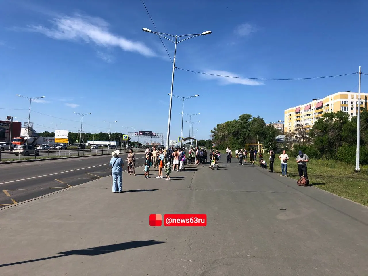 Пассажиры выстраиваются в очереди на остановках общественного транспорта, а на выезде из города по Московскому шоссе образовалась автомобильная пробка рядом с торговым центром.