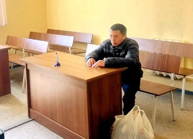 Мужчина приехал из Оренбурга, чтобы лично передать информацию о проблемах с водоснабжением и изъятием земель; после инцидента его задержали на 14 суток, но отпустили досрочно.