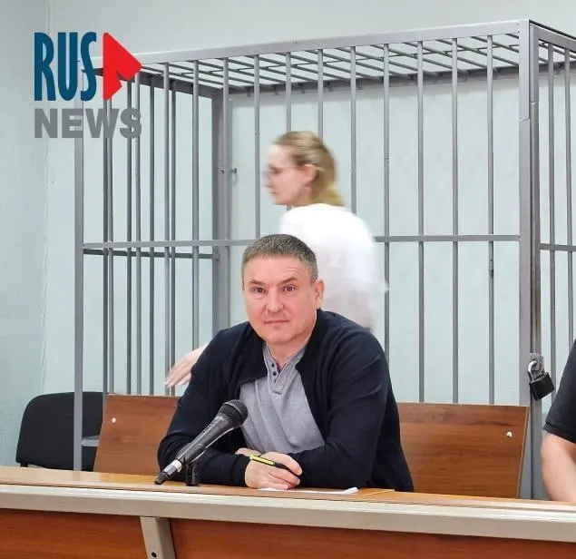 Суд отклонил жалобу правозащитника Алексея Соколова: в карцере бумагу и ручку выдают около полутора часов в сутки, чего, по его словам, недостаточно для подготовки защиты, особенно для предварительно задержанных.