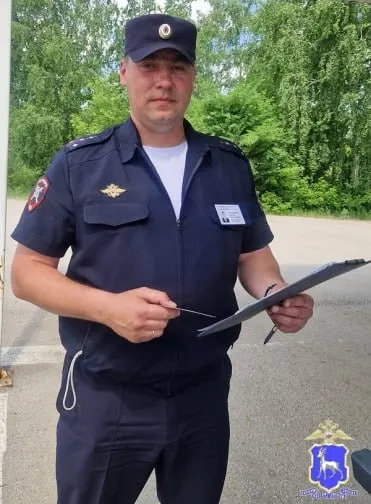 Капитан полиции заметил мужчину с коляской, помог оперативно оформить документы и сократил время ожидания в жару; отец выразил благодарность за человеческий поступок.