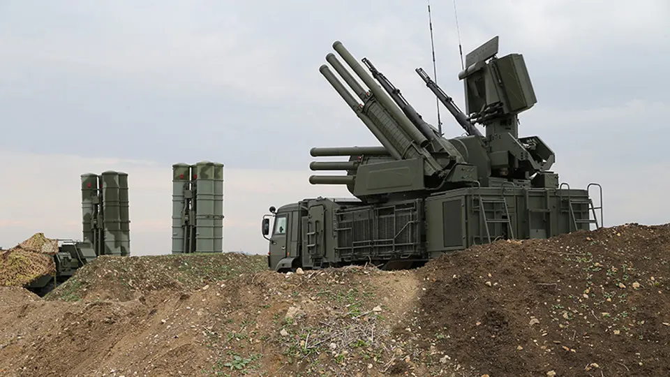Российские военные используют новую систему радиоэлектронной борьбы, которая, по данным экспертов, способна заглушать сигнал Starlink на площади до 20 км²; одновременно приняты юридические меры против ввоза оборудования для иностранных спутниковых сетей.