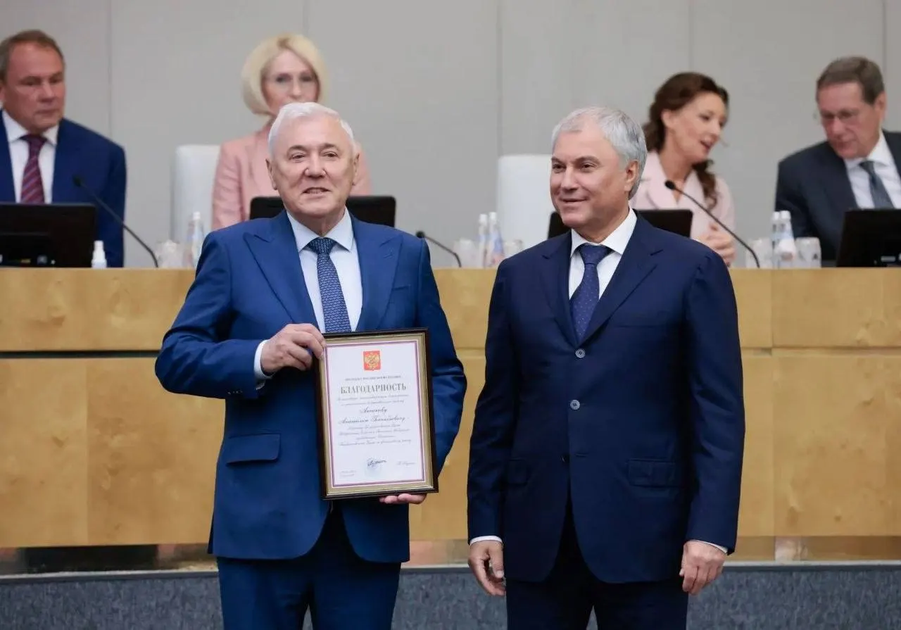 Депутат Госдумы от Чувашии сообщил о вручении президентской благодарности — документ вручил спикер парламента. Сам парламентарий не стал уточнять, за какие заслуги получил награду.