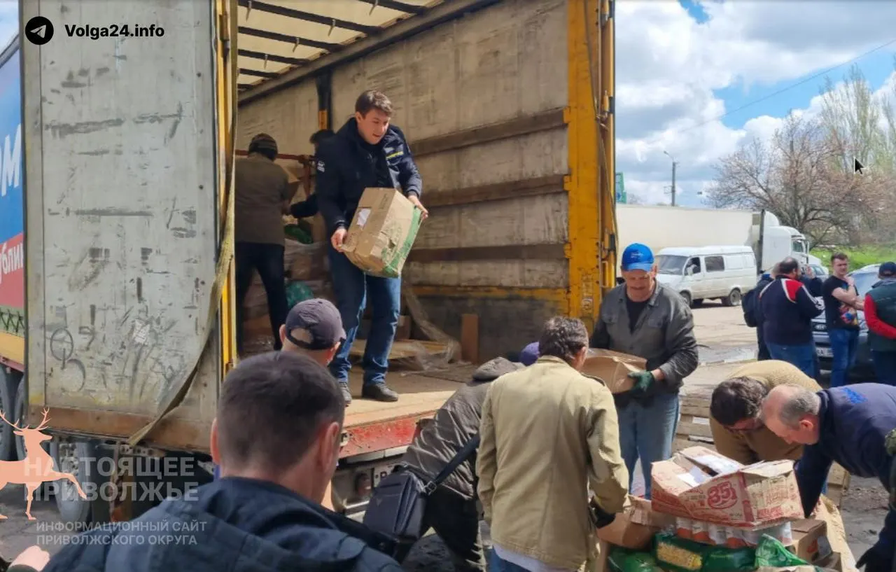 По словам местной жительницы, брендированный грузовик привёз коробки в луганскую школу для фотосессии с учителями, после чего большая часть груза была погружена обратно и увезена; школе оставили лишь несколько тетрадей и карандашей.