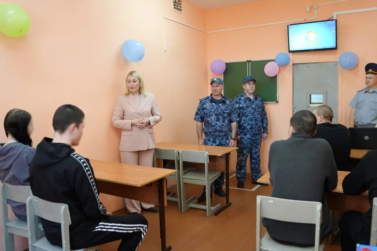 Детский омбудсмен посетила следственный изолятор №1 и обратилась к несовершеннолетним заключённым. Ранее в этом учреждении появлялись сообщения о побоях и унижениях, которые вызывали общественный резонанс.