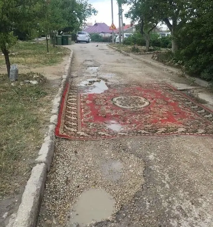 В Госдуму внесён законопроект, который позволяет жильцам менять дорожное покрытие во дворах и на местных улицах. В правительстве инициативу не поддержали, заявив, что ремонтом должны заниматься специалисты.