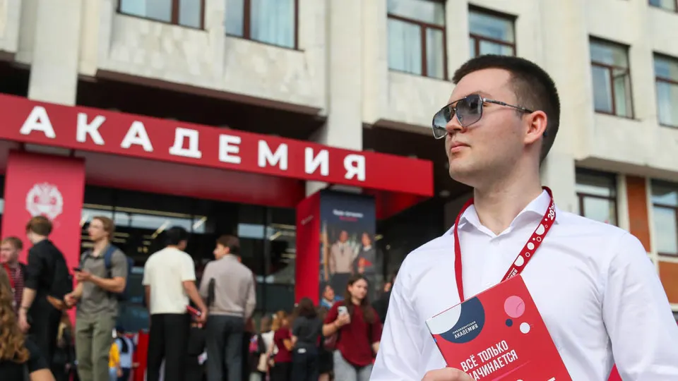 В московских вузах рассылают предложения вступить в отряд «БАРС‑Москва»: год службы, ежемесячные выплаты 200 тыс. рублей, премии за сбитые БПЛА и социальные гарантии. Аналогичные объявления появляются и в других вузах на фоне масштабной кампании вербовки студентов в войска беспилотных систем.