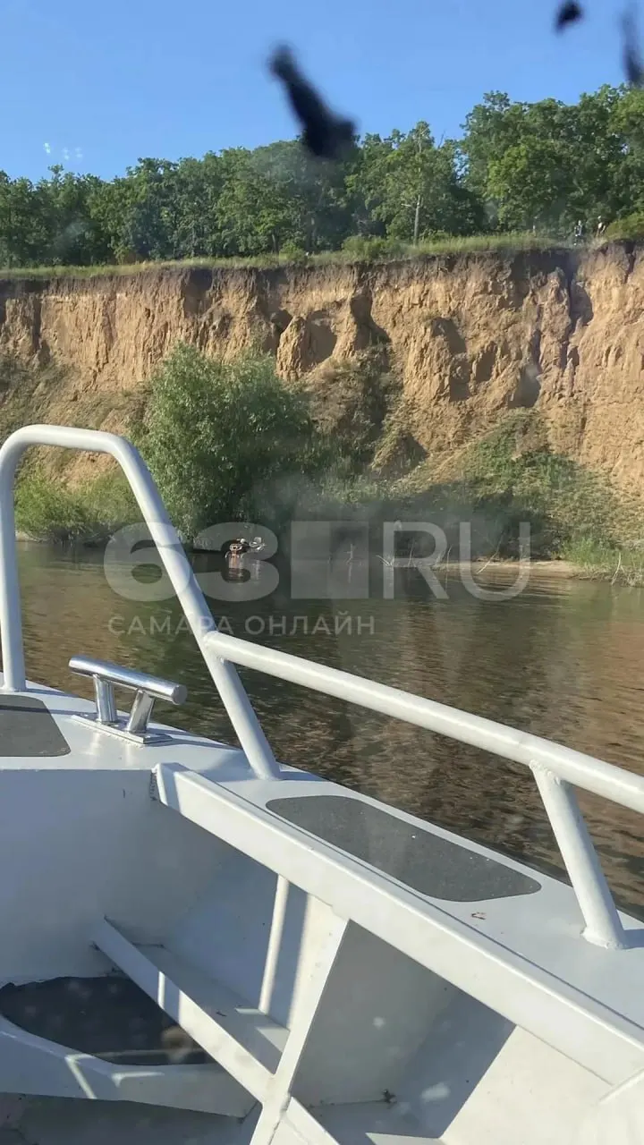 10 июня на берегу Волги у базы отдыха произошёл несчастный случай: женщина и её дочь на квадроцикле сорвались с обрыва. Спасатели эвакуировали их на катере, операция заняла почти полтора часа.