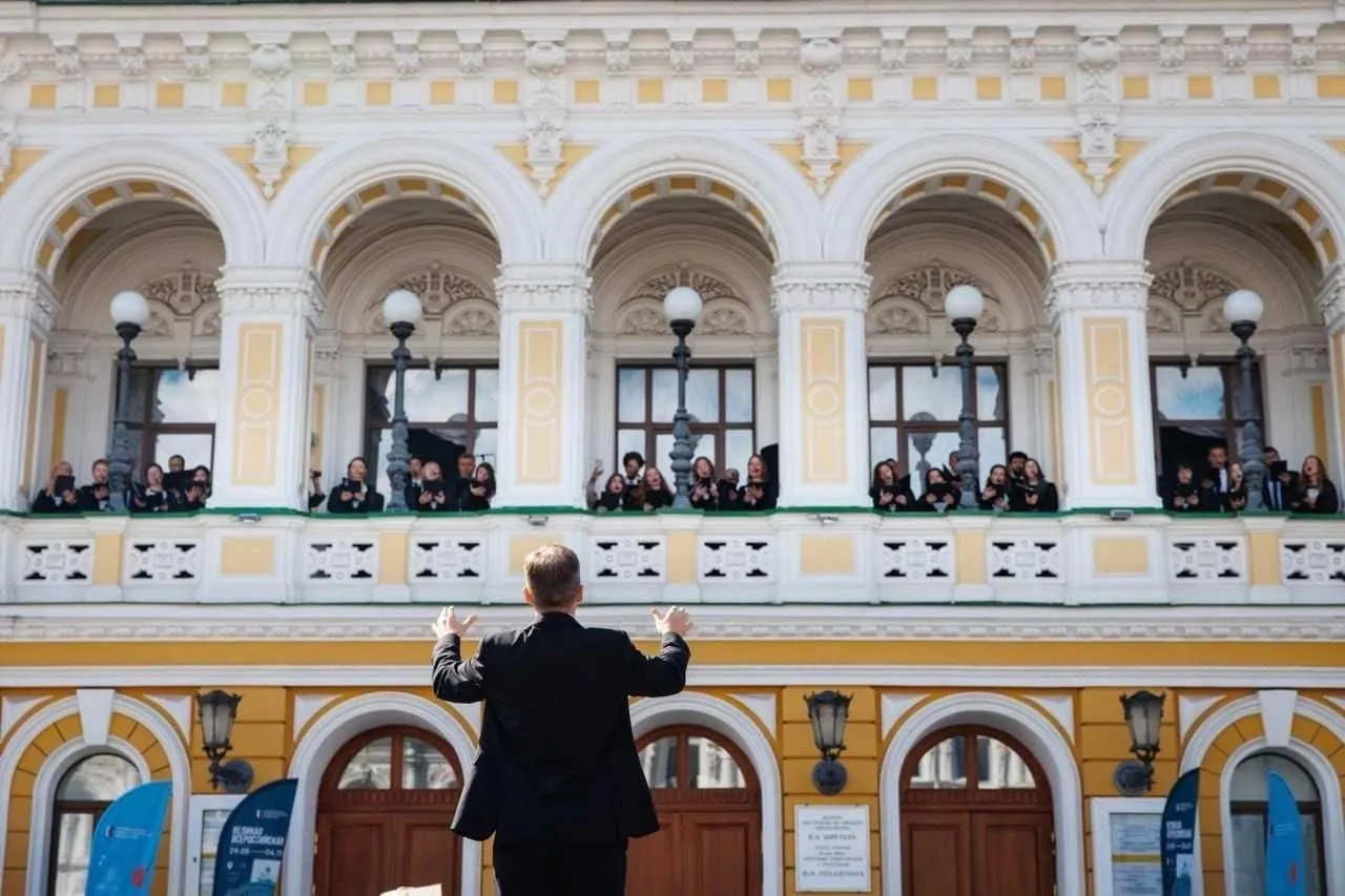 Летний фестиваль предлагает бесплатные концерты по выходным на нескольких городских локациях. В программе — 11 выступлений и ближайший концерт «Усадебный вечер» 27 июня.