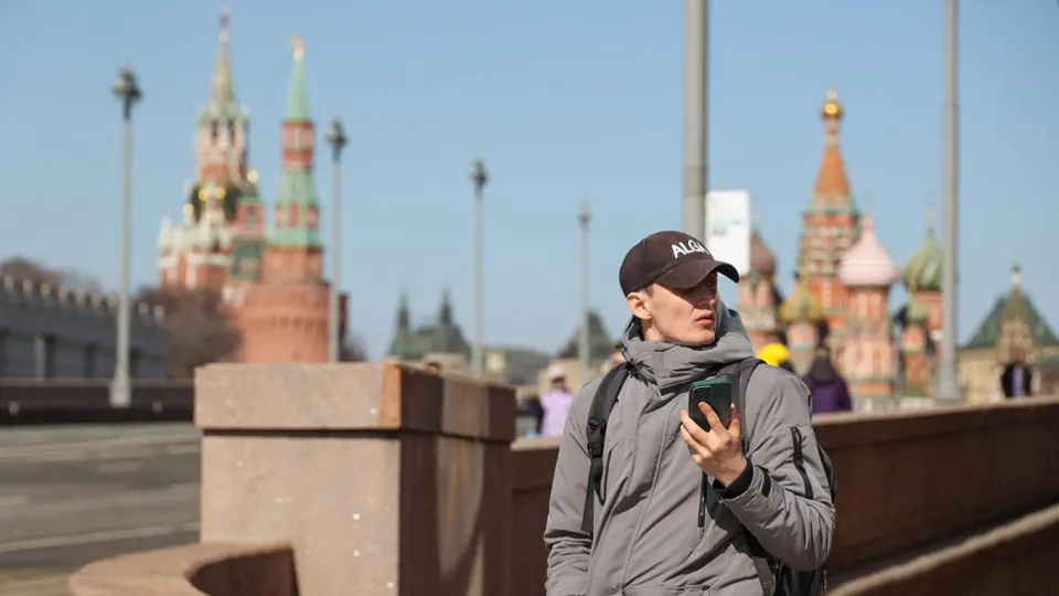 Правительство подготовило проект постановления о создании информационной системы идентификаторов мобильных устройств (IMEI). Операторы будут передавать данные и отключать SIM‑карты на «заблокированных» аппаратах; предполагаемая дата вступления — 1 марта 2027 года.