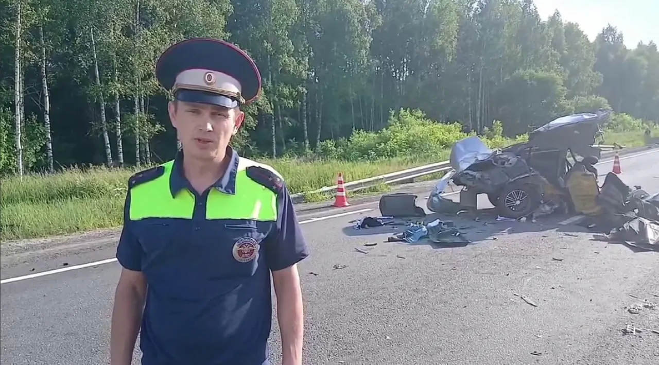На 539‑м километре в Воротынском районе Nissan выехал на встречную полосу и столкнулся с грузовиком. Пассажирка 18 лет погибла на месте, водитель и ещё одна пассажирка госпитализированы.