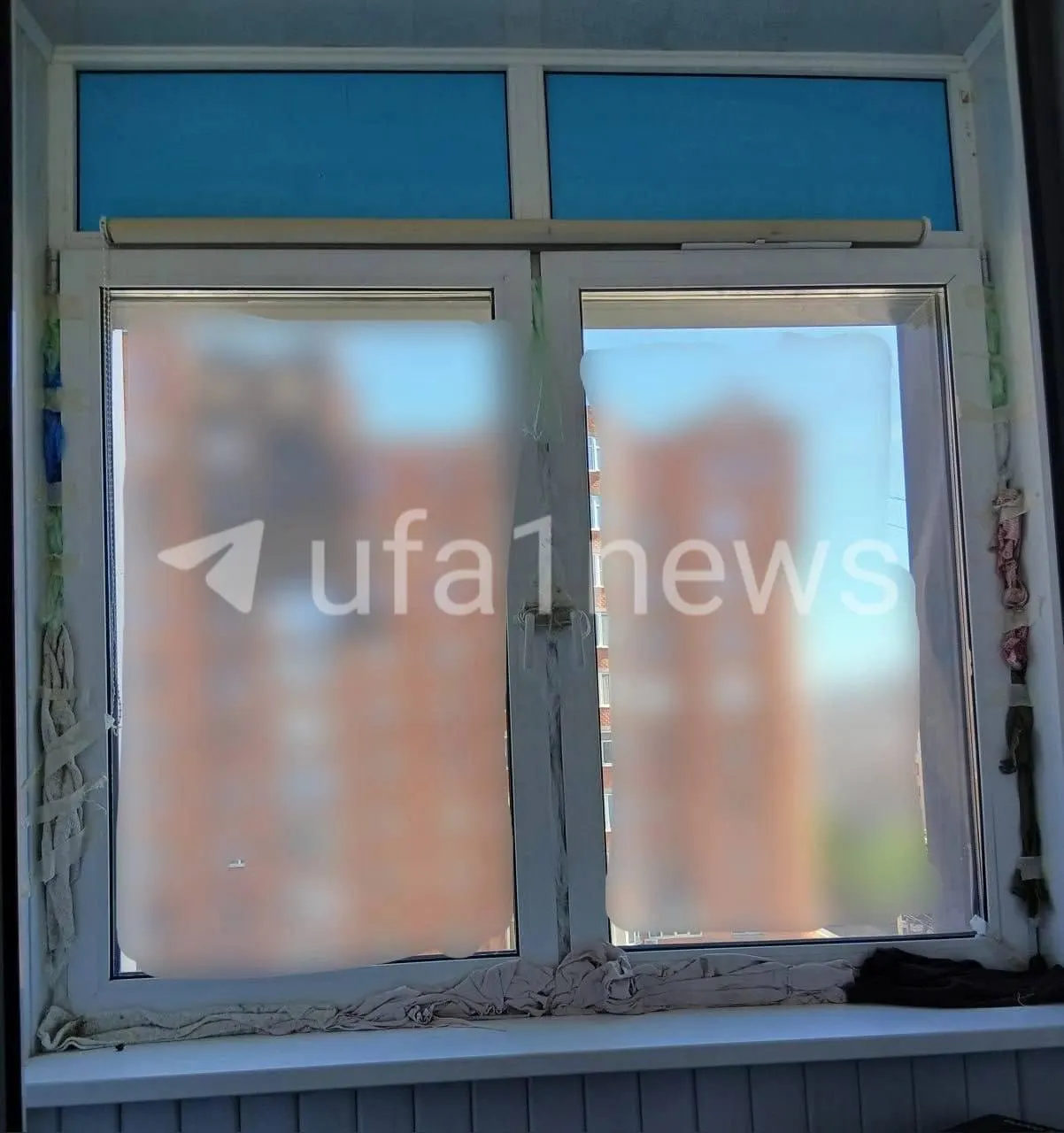 После повреждения квартиры беспилотником женщине насчитали выплату в 200 тыс. рублей. Подрядчик предлагал заменить только створки, полного ремонта ещё не было. Подрядчик ссылается на нехватку финансирования, застройщик опровергает слухи об отсутствии средств.