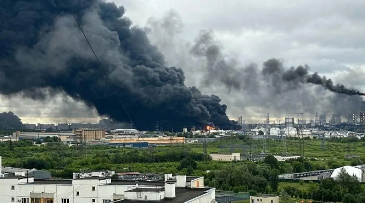 Атаки дронов сократили производство бензина и создали дефицит топлива в отдельных регионах, но главный удар по бюджетным нефтегазовым поступлениям наносит падение мировых цен на нефть после разблокирования Ормузского пролива.