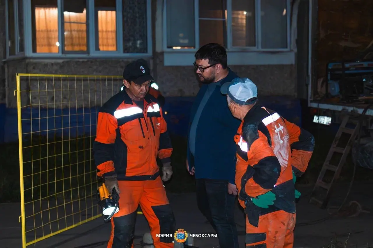 После гидравлических испытаний в нескольких районах города более ста многоквартирных домов всё ещё без горячего водоснабжения. Ресурсник обещает завершить ремонт к 21 июня, а мэр грозит административными мерами.