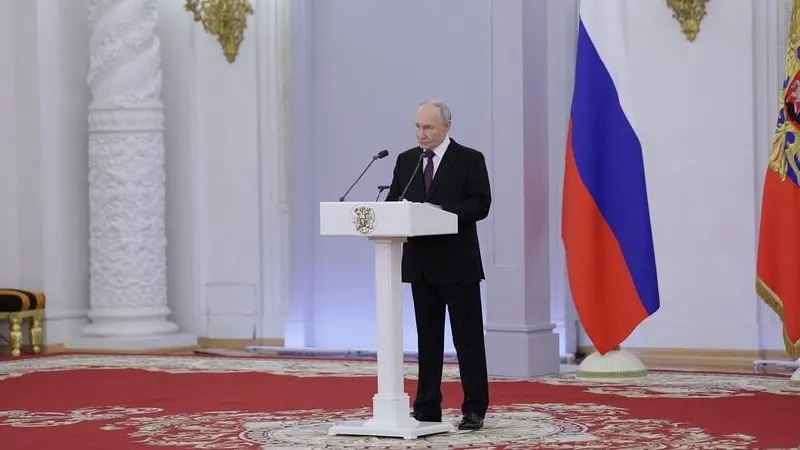 В выступлении перед выпускниками военных вузов президент заявил, что западные страны поддерживают Украину и используют «ложные» угрозы для оправдания милитаризации.