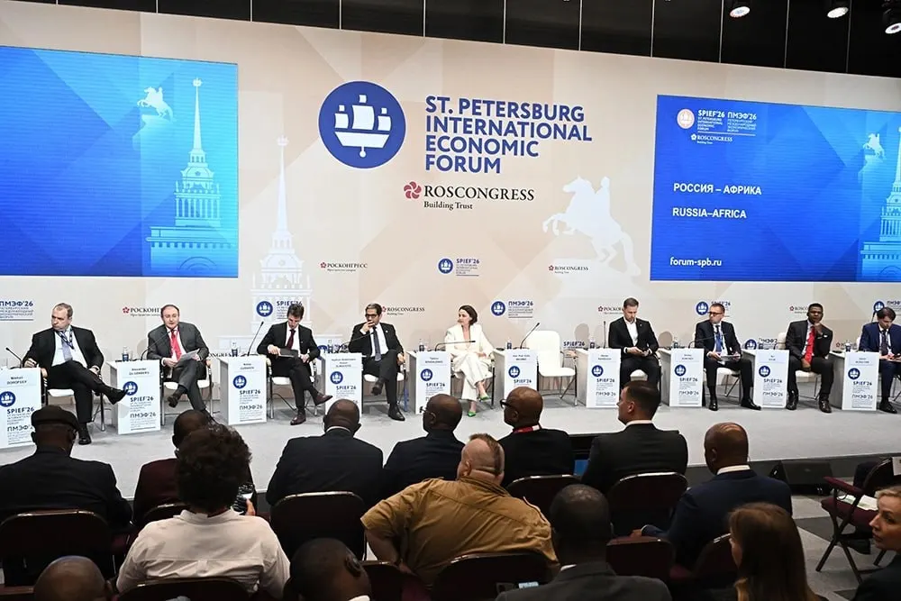 За полтора года 17 африканских лидеров посетили Россию, товарооборот достиг $27 млрд. Третий саммит в Москве запланирован на 28–29 октября. В приоритете — помощь Африке в решении энергетического дефицита и цифровой трансформации.