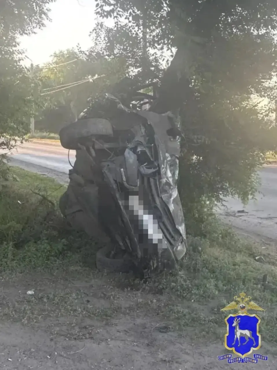 Утром 11 июня в Сызрани Lada Granta съехала с дороги и врезалась в дерево. Водитель госпитализирован, пассажир 2003 года рождения скончался на месте.