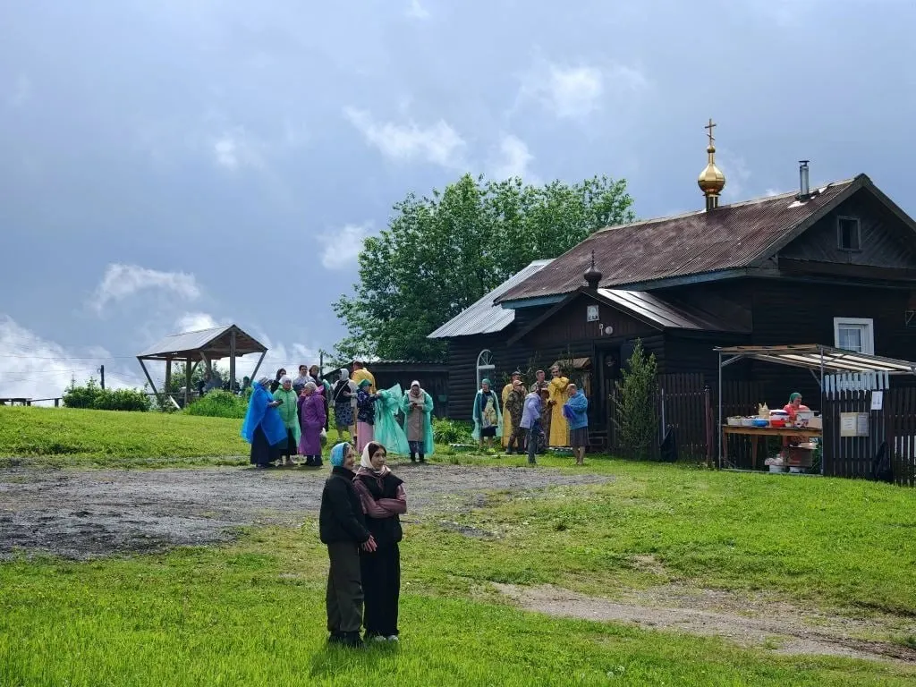 Участникам предстоит самый длинный участок маршрута — 36,5 километра. Паломники уже близки к селу Загарье.