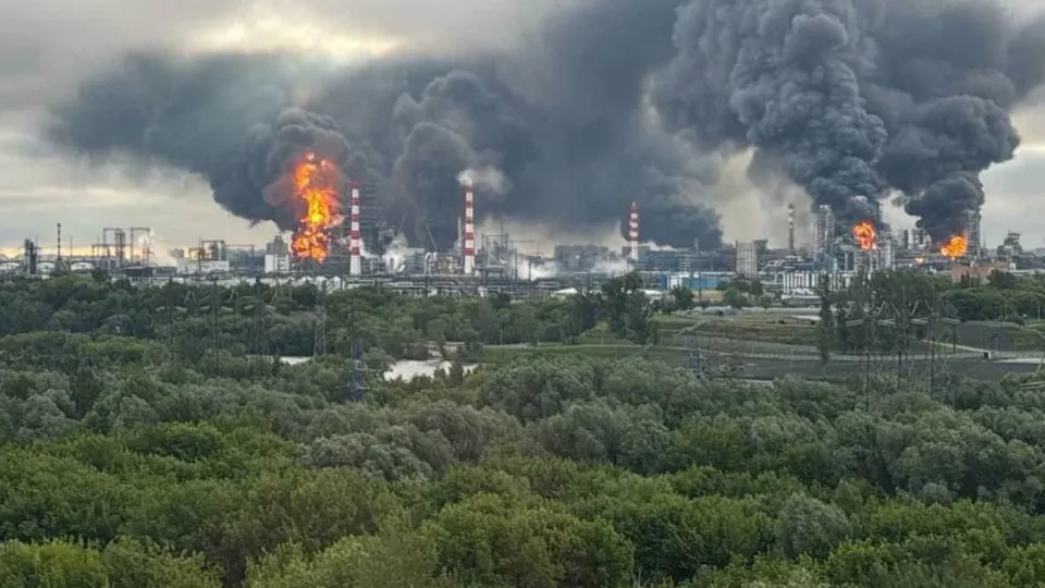 По данным осведомителей, украинские силы при поддержке зарубежной разведки атакуют российские НПЗ и военные объекты в глубине страны. Лидеры обсуждали усиление давления на Москву, а удары привели к серьёзному сокращению переработки нефти и локальным ограничениям продажи топлива.