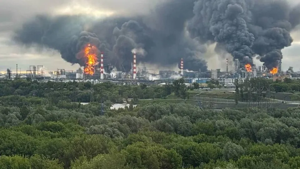 Утром 18 июня в ходе масштабного налёта по столице и регионам ПВО сбили около 180 беспилотников; зафиксированы разрушения, есть раненые и погибшие в другом регионе, также продолжается влияние на переработку нефти в стране.