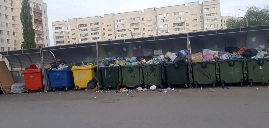 Администрация разрешила перенести мусорные контейнеры одного дома на площадку другого МКД. Жильцы утверждают, что соседние дома не спрашивали, площадка переполнена и не соответствует санитарным нормам.