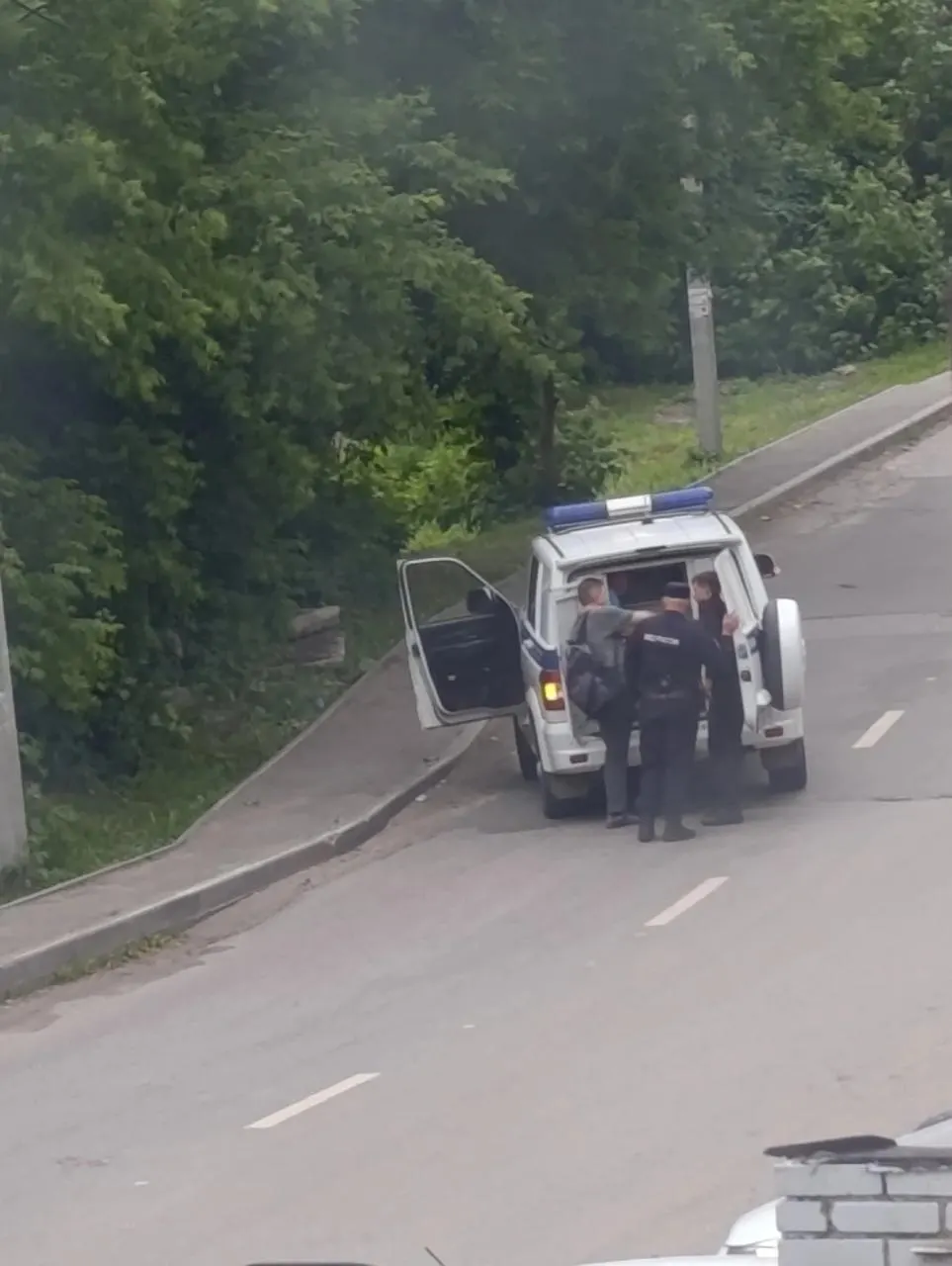Жители Пензенской области публикуют записи и рассказывают о рейдах военкоматов: мужчин задерживают, доставляют в военкоматы и, по словам очевидцев, принуждают подписывать контракты. Официально сообщают о проверках и вручении повесток.