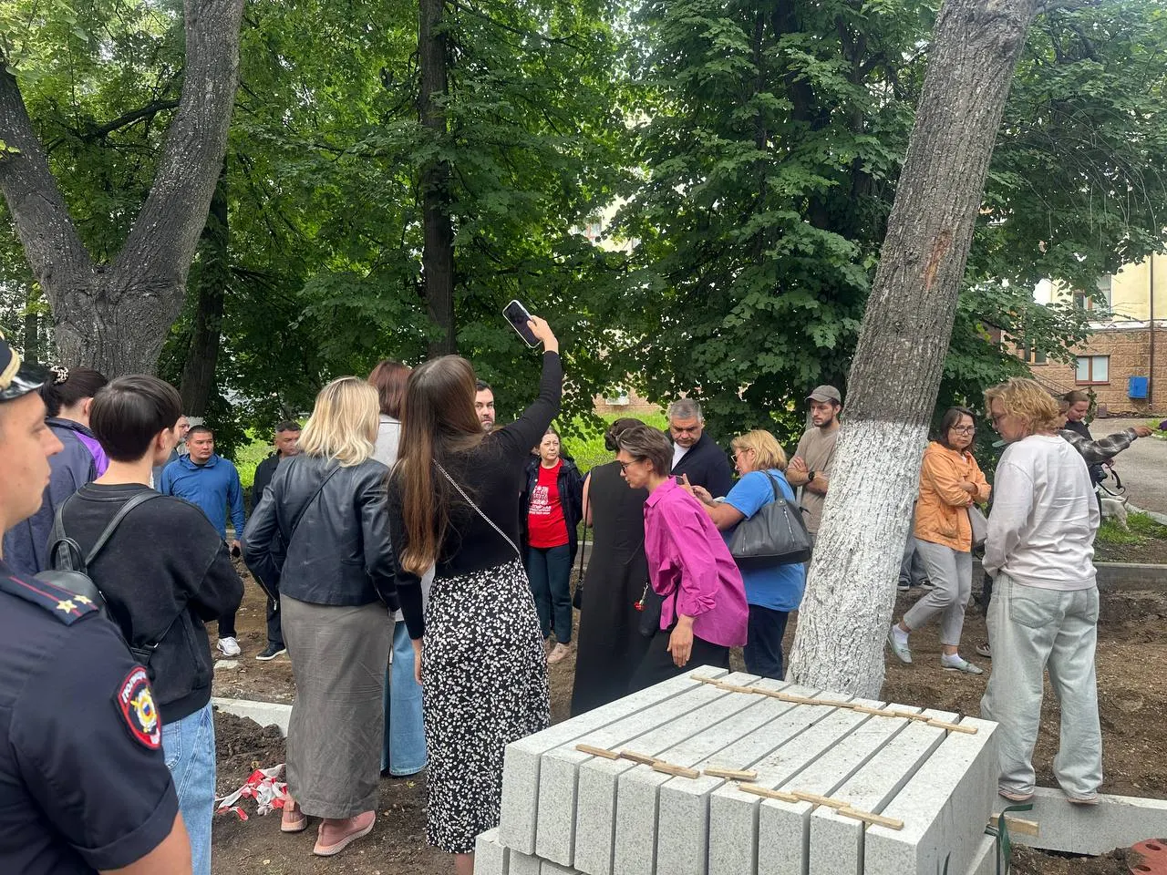 Власти временно остановили снос более 50 лип в центре Уфы: после очной встречи с горожанами оказалось, что большинство деревьев не признаны аварийными. Окончательное решение обещали предоставить 30 июня.