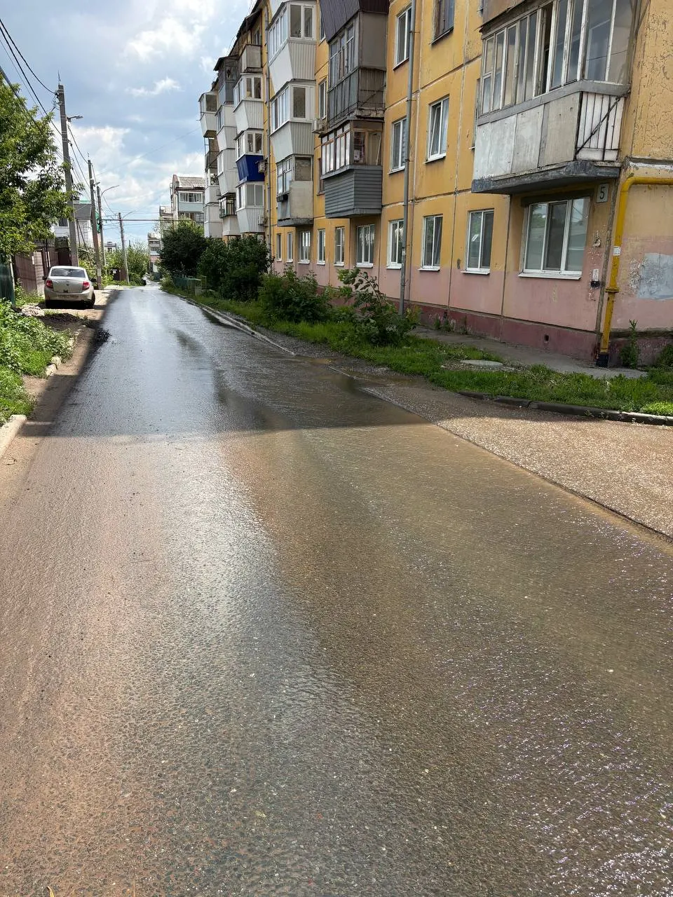 Жители сообщают о сильном выбросе воды у дома №14 на улице Михаила Сорокина. В соседних домах вода отсутствует — службы заявляют, что это частный сектор.