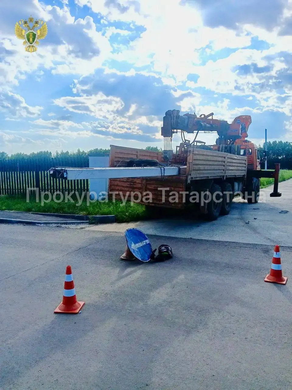 В жилом комплексе «Аэросити-2» под Казанью 15-летний мальчик на самокате столкнулся со столбами, выступавшими из грузовика; прокуратура начала проверку.