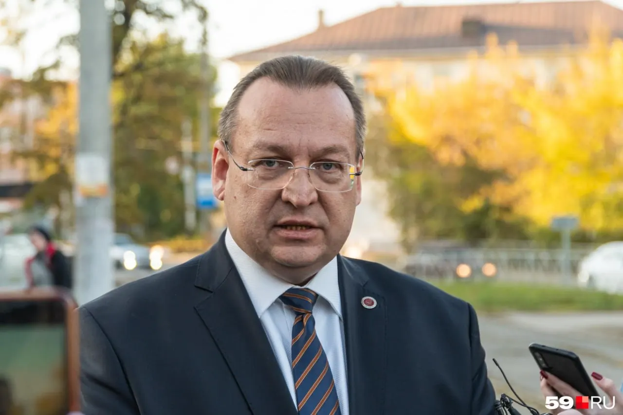 Экс-ректор ПГНИУ Дмитрий Красильников уходит с поста главы дирекции межвузовского кампуса Пермского края. Кампус планируют открыть в 2027 году, сейчас идёт строительство в Камской долине.