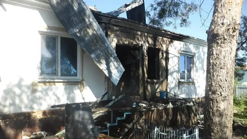 В Марковском районе Саратовской области пожар площадью 104 м² возник из‑за оставленной включённой лампы для обогрева цыплят; животные в пристройке не пострадали.