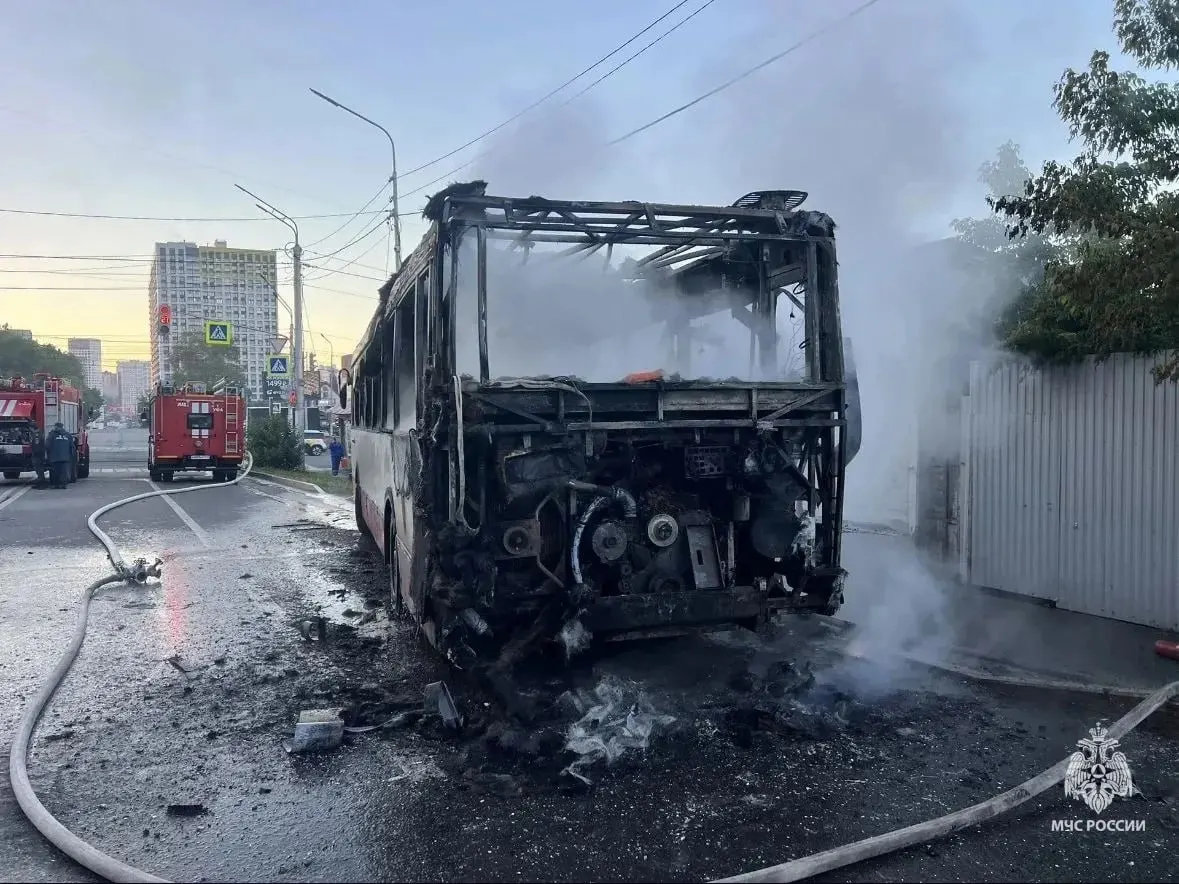 Пожар в задней части автобуса ЛиАЗ локализован и потушен, пострадавших нет. Причину возгорания выясняют экстренные службы.
