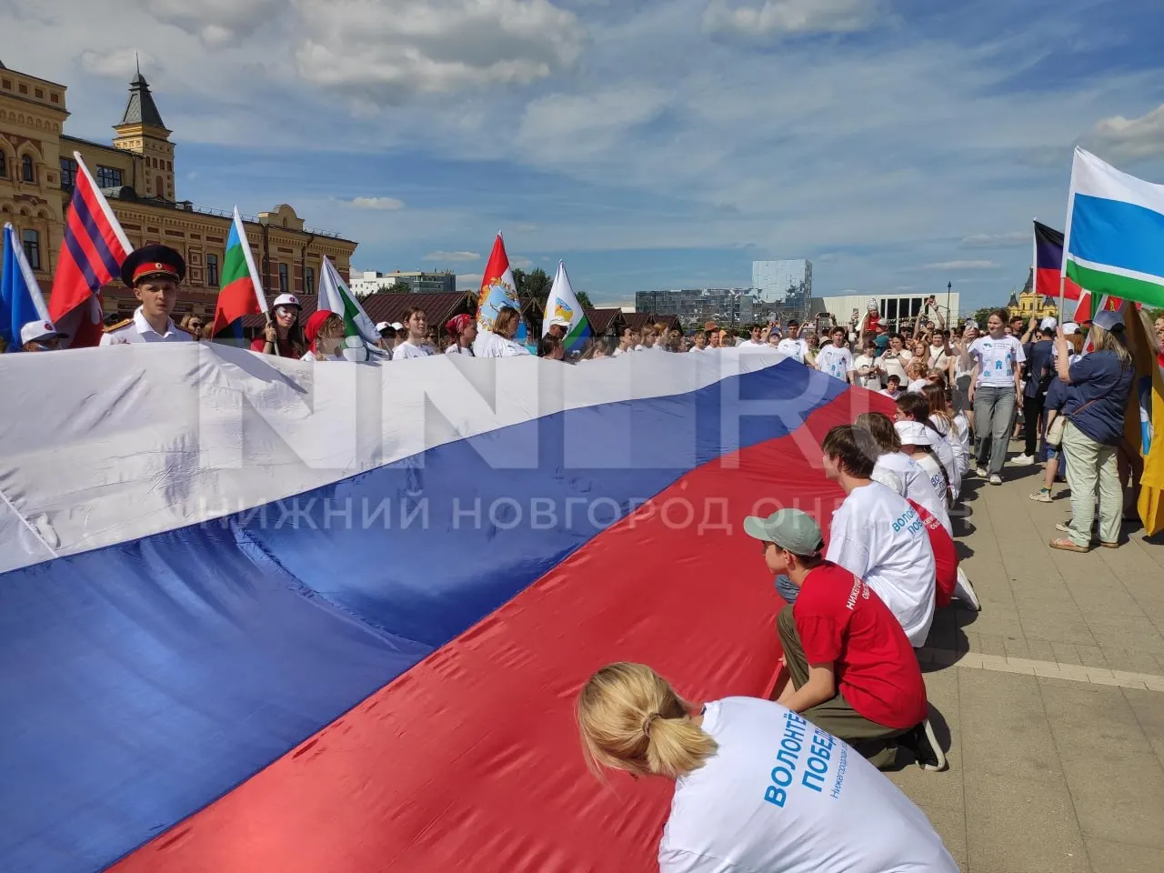 В День России на Нижегородской ярмарке десятки горожан развернули огромный триколор — полотно длиной около 100 метров.