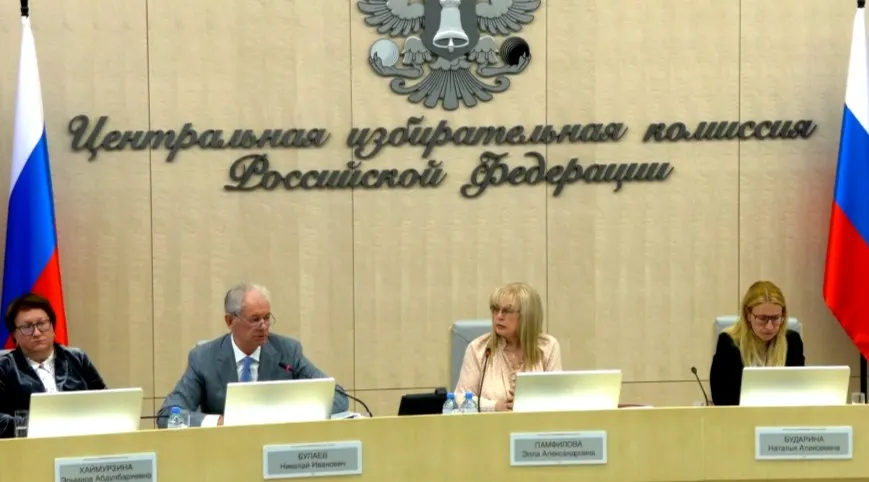 На заседании Центризбиркома одобрили расширение ДЭГ для опытных регионов, приняли особые правила для прифронтовых и присоединённых территорий и анонсировали международных наблюдателей из четырёх африканских стран; ряд решений вызвал вопросы о прозрачности.