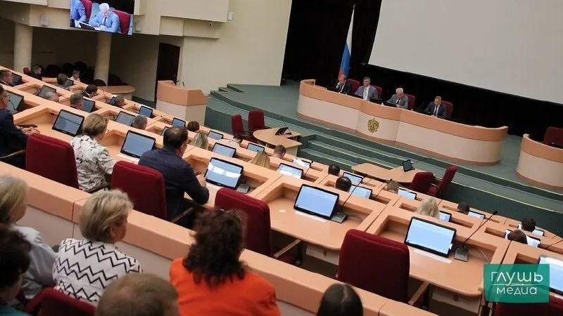 На депутатских слушаниях в Саратове полицейский рассказал, что блокировки Telegram и WhatsApp и нанесение экономического ущерба вынудили мошенников перейти на звонки через СИМ‑боксы; депутат призвал пересмотреть политику блокировок.