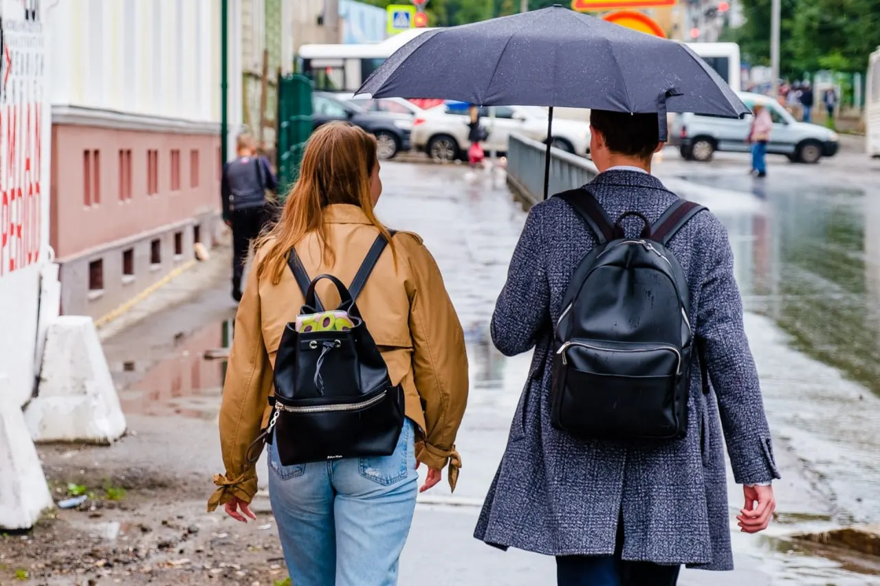 Дожди и грозы ожидаются в отдельных районах в пятницу и субботу; к воскресенью осадков станет меньше и потеплеет.