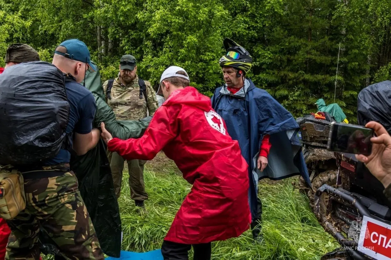 Региональное МЧС сообщает, что из‑за тяжёлых условий передвижения во время крестного хода эвакуировали более 100 паломников; спасатели и медики помогли людям свыше 2500 раз.