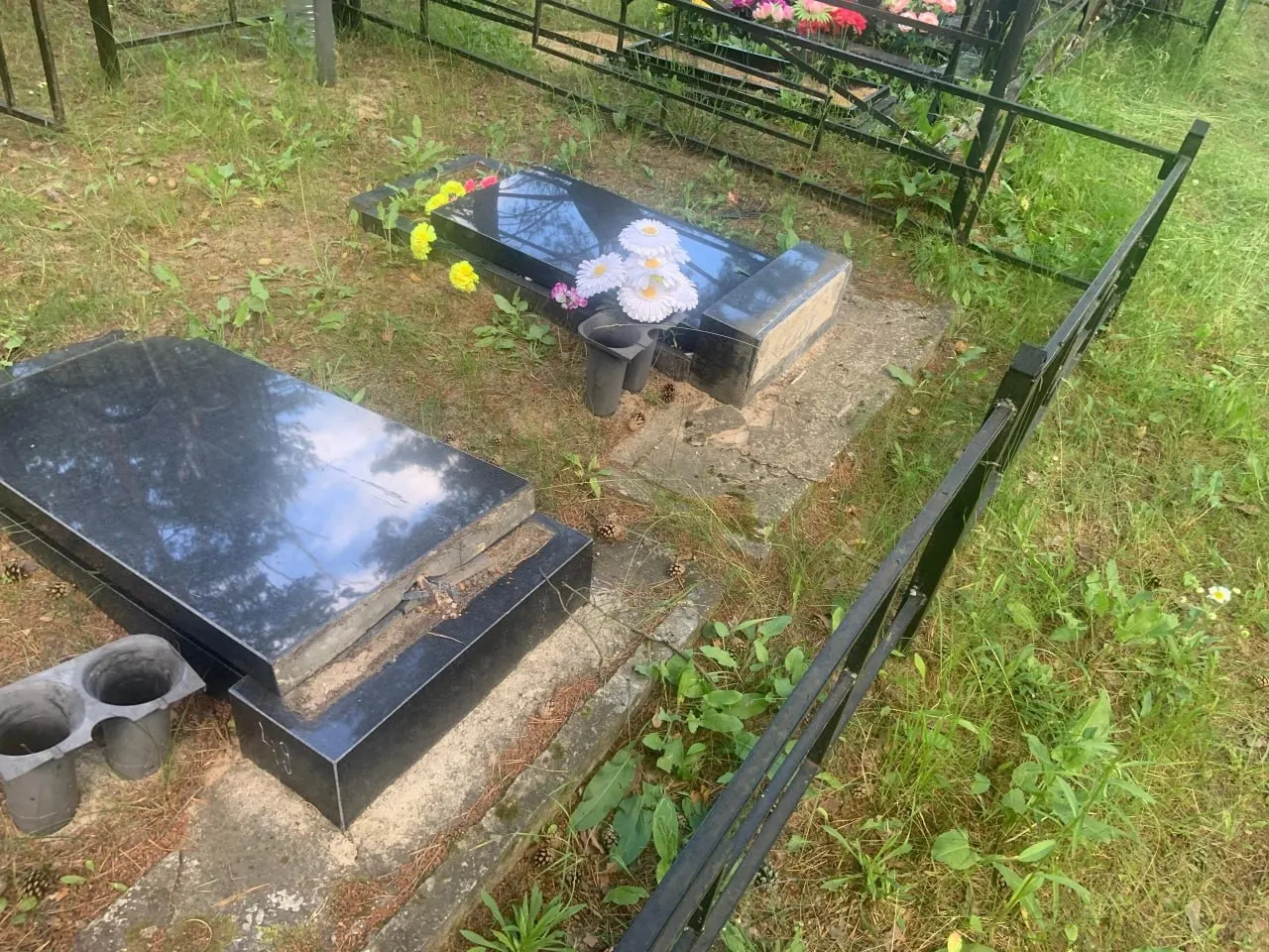 В Досчатом под Выксой четверо школьников повредили десятки надгробий: двух детей направили в социально‑реабилитационный центр, полиция проводит проверку.