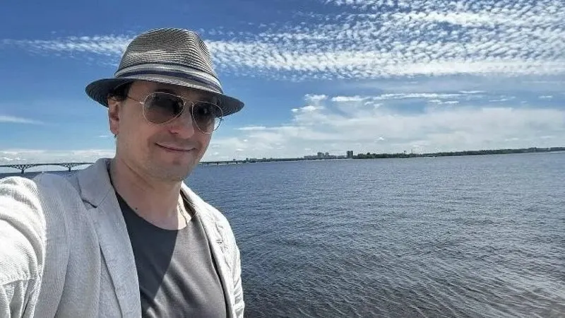 Актёр опубликовал фотографию из Саратова, на которой видна Волга и саратовский мост. Он прибыл на два дня: 16 и 17 июня в драмтеатре идут показы спектакля «Казанова» с его участием; по данным театра, билеты распроданы.