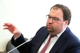 Глава Минцифры заявил, что встраивание механизмов возрастной идентификации в онлайн‑платформы станет приоритетной задачей; ведомство изучает зарубежный опыт.